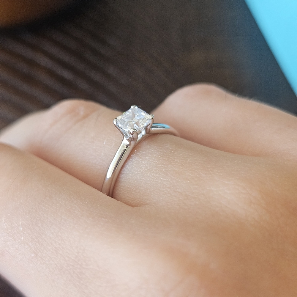 Sparkly diamond-like ring